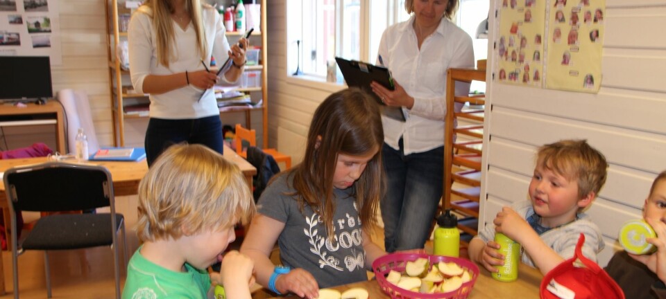 Postdoktor Anne Lene Kristiansen fra Universitetet i Oslo (til høyre) og prosjektmedarbeider Andrea Warren noterer ned hva barna i Eidsfoss Barnehage spiser. (Foto: Elin Svilaas)