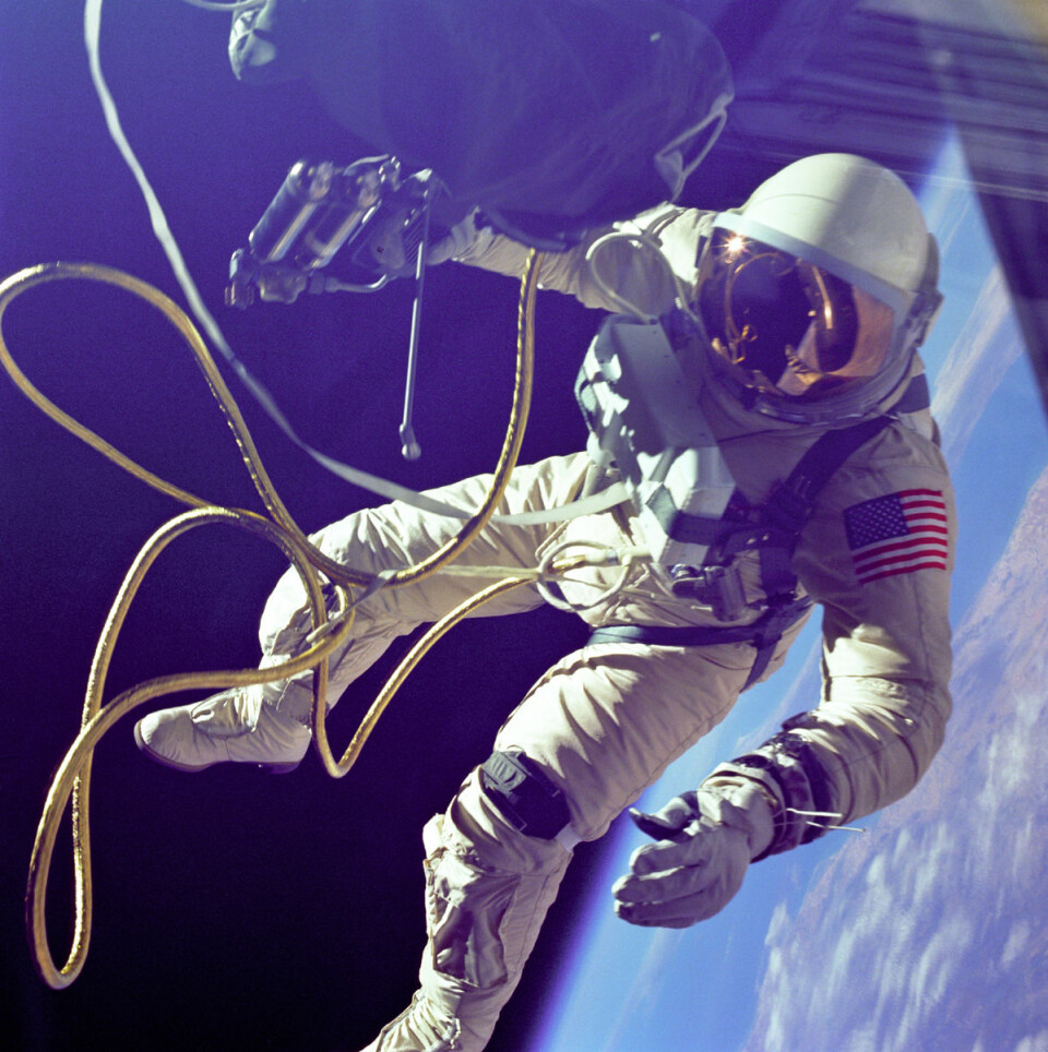 Den 3. juni 1965 ble Edward White II den første amerikaner som forlot romskipskabinen og svevde fritt i verdensrommet utenfor. I 23 minutter fløt White rundt og manøvrerte rundt romskipet med en luftpistol som laget rekyl. Han var festet til romskipet Gemini 4 med en gullfarget slange. Visiret på hjelmen var også gullfarget for å beskytte mot solens kortbølgede stråler. (Foto: NASA)
