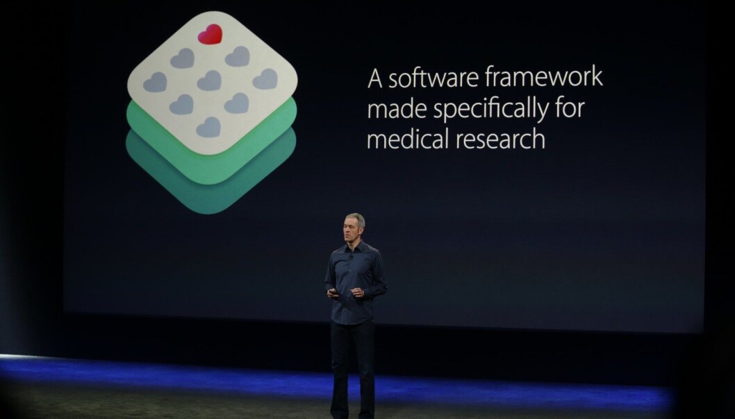 Apples Jeff Williams presenterer Researchkit i mars i år. Det finnes personvernproblemer med forsknings-apper, mener eksperter. (Foto: Afp) Apples Jeff Williams presenterer Researchkit i mars i år. Det finnes personvernproblemer med forsknings-apper, mener eksperter. (Foto: Afp)