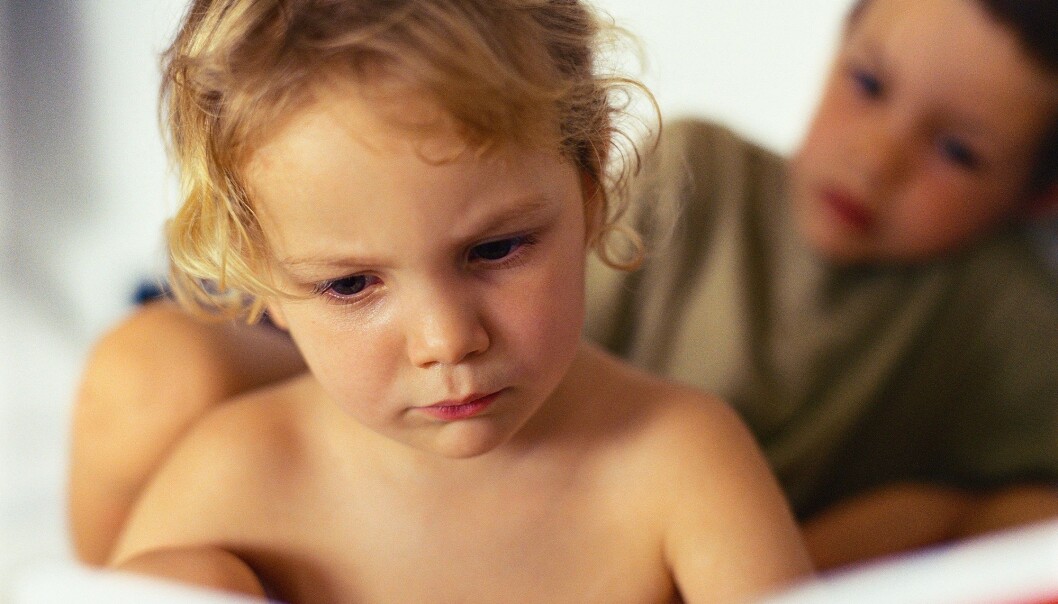 De som er adoptert, klarer seg bedre i en IQ-test enn brødrene som ble boende hos sine biologiske foreldrene, viser ny forskning. (Foto: Colourbox) De som er adoptert, klarer seg bedre i en IQ-test enn brødrene som ble boende hos sine biologiske foreldrene, viser ny forskning. (Foto: Colourbox)