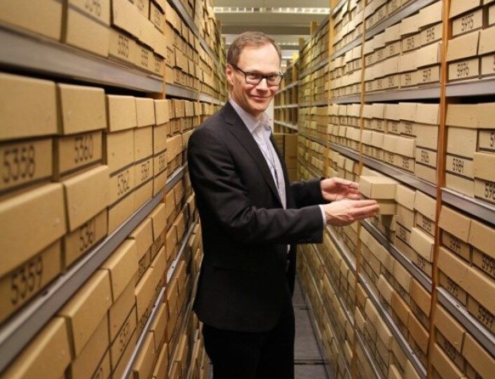 Jan G. Bjålie ved De Schreinerske Samlinger lar oss fotografere eskene med skjelettdeler men ikke innholdet. (Foto: Elin Fugelsnes) Jan G. Bjålie ved De Schreinerske Samlinger lar oss fotografere eskene med skjelettdeler men ikke innholdet. (Foto: Elin Fugelsnes)