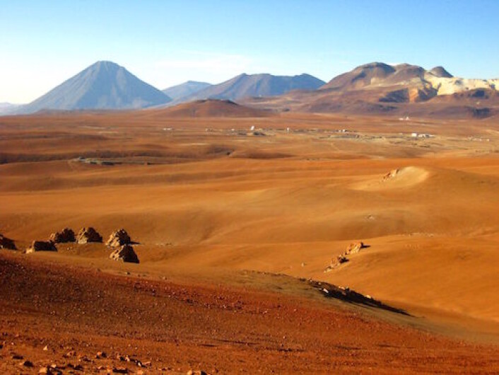 Atacama-ørkenen. Utsikt til et annet astronomisk observatorium (Quiet) som har blitt innstallert nettopp her for å oppleve de utmerkete observasjonsforholdene. (Foto: Jostein Kristiansen) Atacama-ørkenen. Utsikt til et annet astronomisk observatorium (Quiet) som har blitt innstallert nettopp her for å oppleve de utmerkete observasjonsforholdene. (Foto: Jostein Kristiansen)