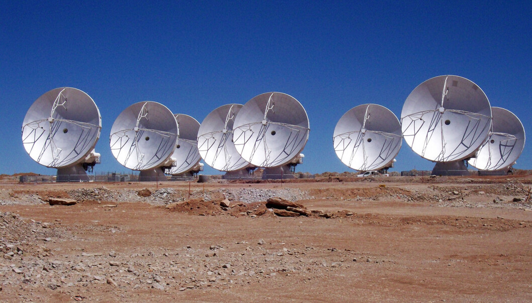 Åtte Alma-antenner i aksjon på det 5000 meter høye platået i de chilenske Andes-fjellene. (Foto: Alma, ESO/NAOJ/NRAO) Åtte Alma-antenner i aksjon på det 5000 meter høye platået i de chilenske Andes-fjellene. (Foto: Alma, ESO/NAOJ/NRAO)