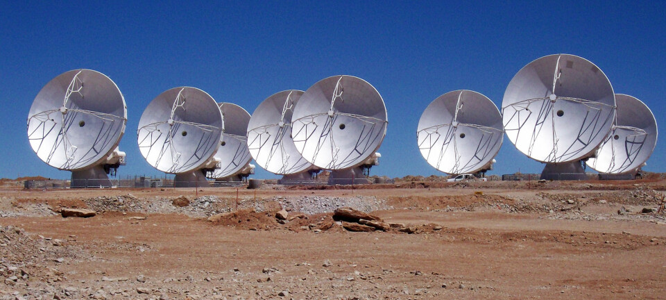 Åtte Alma-antenner i aksjon på det 5000 meter høye platået i de chilenske Andes-fjellene. (Foto: Alma, ESO/NAOJ/NRAO)
