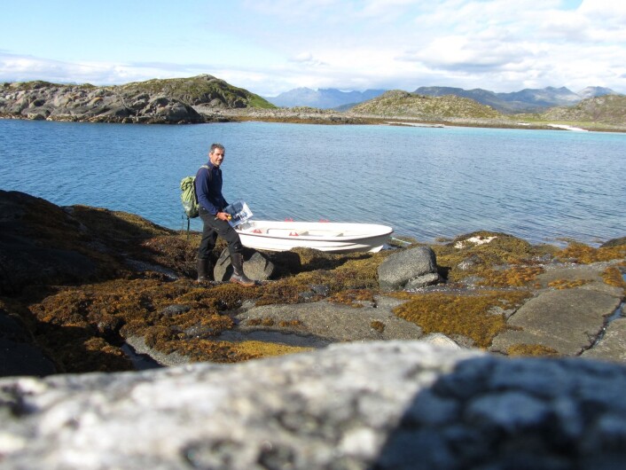 Inn etter veglause fjordar, eller der flatane har lege på øyar, holmar og skjær, har det vore naudsynt med båttransport. (Foto: Michael Angeloff, Skog og landskap) Inn etter veglause fjordar, eller der flatane har lege på øyar, holmar og skjær, har det vore naudsynt med båttransport. (Foto: Michael Angeloff, Skog og landskap)