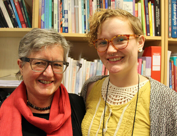 Gunhild Åm Vatn sammen med Turi Marte Brandt Ånerud. Ånerud er en av de tre studentene fra emnet Språklig kommunikasjon som har analysert lovtekstene. (Foto: Liv Ragnhild Sjursen) Gunhild Åm Vatn sammen med Turi Marte Brandt Ånerud. Ånerud er en av de tre studentene fra emnet Språklig kommunikasjon som har analysert lovtekstene. (Foto: Liv Ragnhild Sjursen)