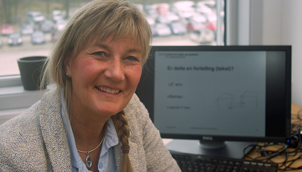 Tegning, to ord og peking. For Berit Arnesveen Bronken blir det en hel fortelling. (Foto: Georg Mathisen) Tegning, to ord og peking. For Berit Arnesveen Bronken blir det en hel fortelling. (Foto: Georg Mathisen)