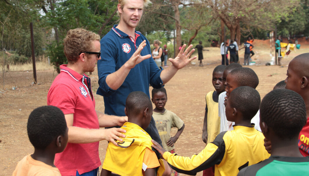 Idrettsbistandsarbeidere med unge fotballspillere i Zambia. (Foto: Geir Owe Fredheim/NIF) Idrettsbistandsarbeidere med unge fotballspillere i Zambia. (Foto: Geir Owe Fredheim/NIF)