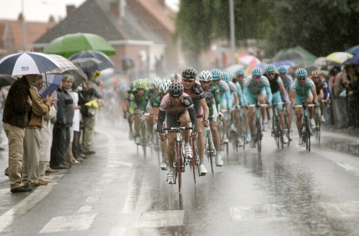 Tour de France-feltet på vei inn til Gent 9. juli 2007. Været hindrer ikke lokalbefolkningen i å møte opp. (Foto: Stefano Rellandini, Reuters) Tour de France-feltet på vei inn til Gent 9. juli 2007. Været hindrer ikke lokalbefolkningen i å møte opp. (Foto: Stefano Rellandini, Reuters)