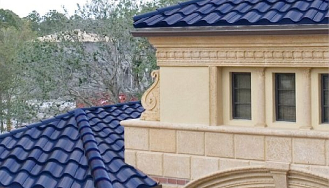Solcellene som er bygd inn i taket, vises knapt. (Foto: Solar Thermal Magazine) Solcellene som er bygd inn i taket, vises knapt. (Foto: Solar Thermal Magazine)