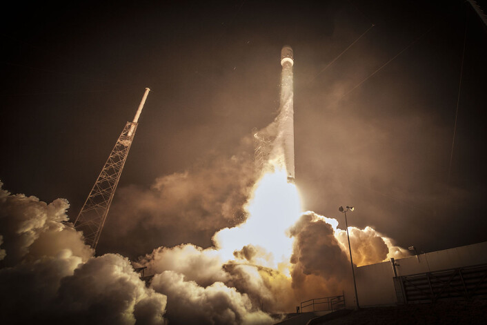 Oppskytning av SpaceX Falcon 9 fra Space Launch Complex 40 på Cape Canaveral, 1. mars 2015. (Foto: SpaceX) Oppskytning av SpaceX Falcon 9 fra Space Launch Complex 40 på Cape Canaveral, 1. mars 2015. (Foto: SpaceX)