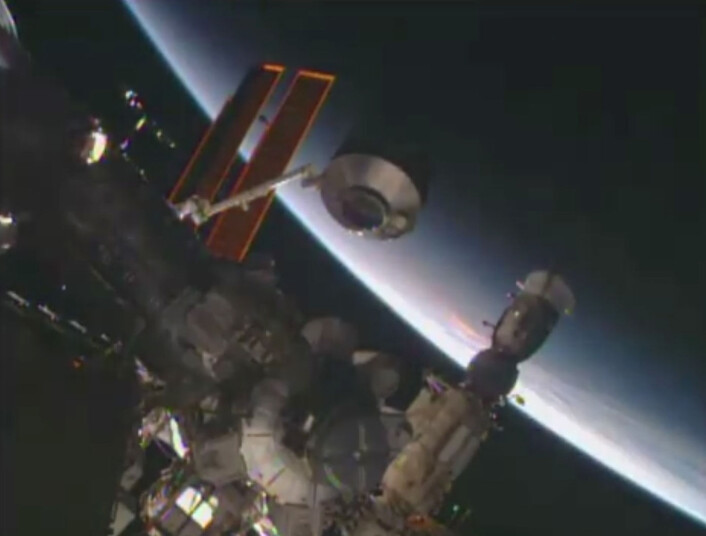 Permanent Multipurpose Module flyttes fra Unity-modulen til Tranquility-modulen på Den internasjonale romstasjonen 27. mai 2015. Flyttingen ble gjort med robotarmen Canadarm2. Hensikten med flyttingen er å gi plass for ankomsten til framtidige kommersielle bemannede fartøy. (Foto: Fra video av NASA) Permanent Multipurpose Module flyttes fra Unity-modulen til Tranquility-modulen på Den internasjonale romstasjonen 27. mai 2015. Flyttingen ble gjort med robotarmen Canadarm2. Hensikten med flyttingen er å gi plass for ankomsten til framtidige kommersielle bemannede fartøy. (Foto: Fra video av NASA)