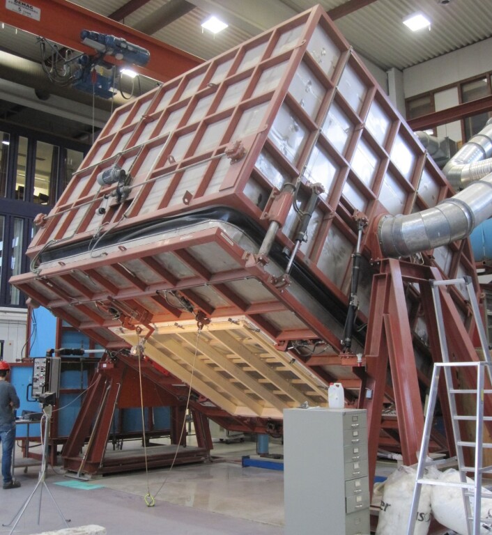 Testing av bygningsintegrerte solceller i vind og slagregn ved laboratoriet på Sintef Byggforsk. (Foto: Sintef) Testing av bygningsintegrerte solceller i vind og slagregn ved laboratoriet på Sintef Byggforsk. (Foto: Sintef)