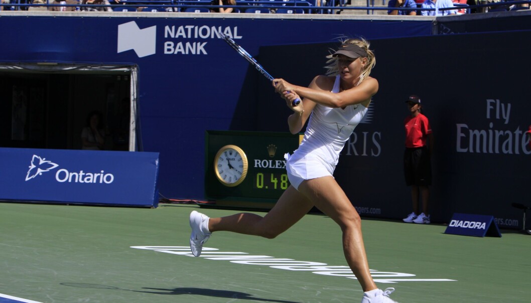 Det er en fordel for tennisspillere å stønne, viser ny forskning. Det hjelper til å overføre energien fra beina til overkroppen. Her er det toppspilleren Marija Sjarapova under Rodgers Cup i Canada. (Foto: Colourbox) Det er en fordel for tennisspillere å stønne, viser ny forskning. Det hjelper til å overføre energien fra beina til overkroppen. Her er det toppspilleren Marija Sjarapova under Rodgers Cup i Canada. (Foto: Colourbox)