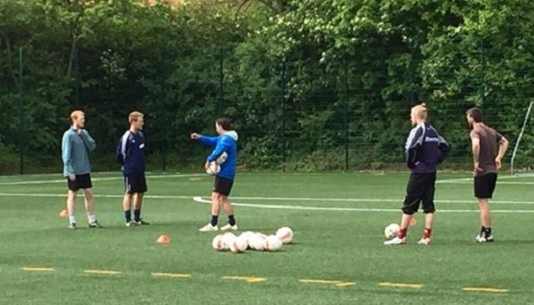 Slik kan en forsker også arbeide i felten: Magni Mohr dirigerer fotballspillere for å vise om lag 100 fotballkyndige forskere og trenere treningsøvelser på bakgrunn av vitenskapelig kunnskap. (Foto: Thomas Hoffmann) Slik kan en forsker også arbeide i felten: Magni Mohr dirigerer fotballspillere for å vise om lag 100 fotballkyndige forskere og trenere treningsøvelser på bakgrunn av vitenskapelig kunnskap. (Foto: Thomas Hoffmann)