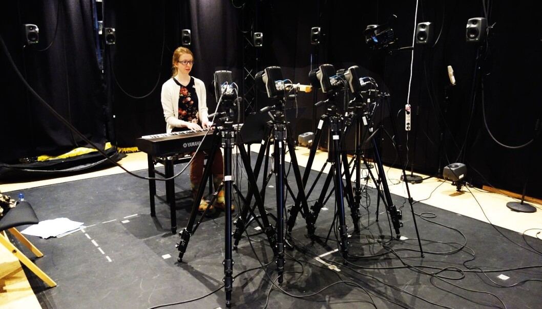 Ni kameraer måler alle fingerbevegelsene til pianist Christina Kobb mens hun spiller en sonate av Schubert. (Foto: Alexander Refsum Jensenius/UiO) Ni kameraer måler alle fingerbevegelsene til pianist Christina Kobb mens hun spiller en sonate av Schubert. (Foto: Alexander Refsum Jensenius/UiO)
