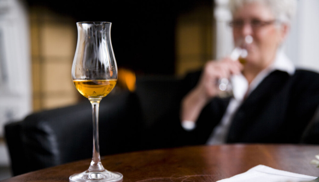En drink om dagen kan være svakt hjertestyrkende for eldre kvinner, sier en britisk-australsk studie. Alkohol har sterkere giftig virkning på kvinners hjerte enn menns, viser en amerikansk studie. Tross små forskjeller, peker begge studiene på at selv moderat drikking kan være mindre sunt enn noen andre rapporter har hevdet. (Illlustrasjonsfoto: Colourbox.) En drink om dagen kan være svakt hjertestyrkende for eldre kvinner, sier en britisk-australsk studie. Alkohol har sterkere giftig virkning på kvinners hjerte enn menns, viser en amerikansk studie. Tross små forskjeller, peker begge studiene på at selv moderat drikking kan være mindre sunt enn noen andre rapporter har hevdet. (Illlustrasjonsfoto: Colourbox.)