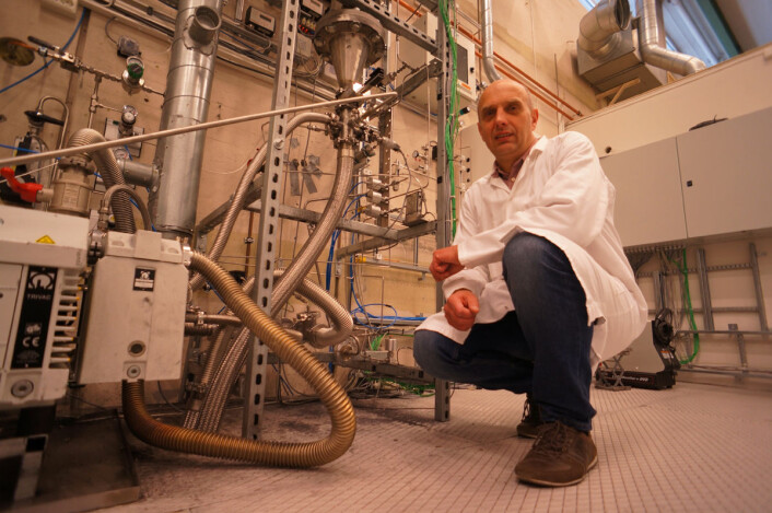 Reaktoren som produserer silisiumpulver utvikles videre på Institutt for energiteknikk. Avdelingsingeniør Hallgeir Klette viser fram røret der silangassen varmes opp, slik at pulveret av silisium felles ut og følger gasstrømmen videre ut av reaktoren. (Foto: Arnfinn Christensen, forskning.no) Reaktoren som produserer silisiumpulver utvikles videre på Institutt for energiteknikk. Avdelingsingeniør Hallgeir Klette viser fram røret der silangassen varmes opp, slik at pulveret av silisium felles ut og følger gasstrømmen videre ut av reaktoren. (Foto: Arnfinn Christensen, forskning.no)