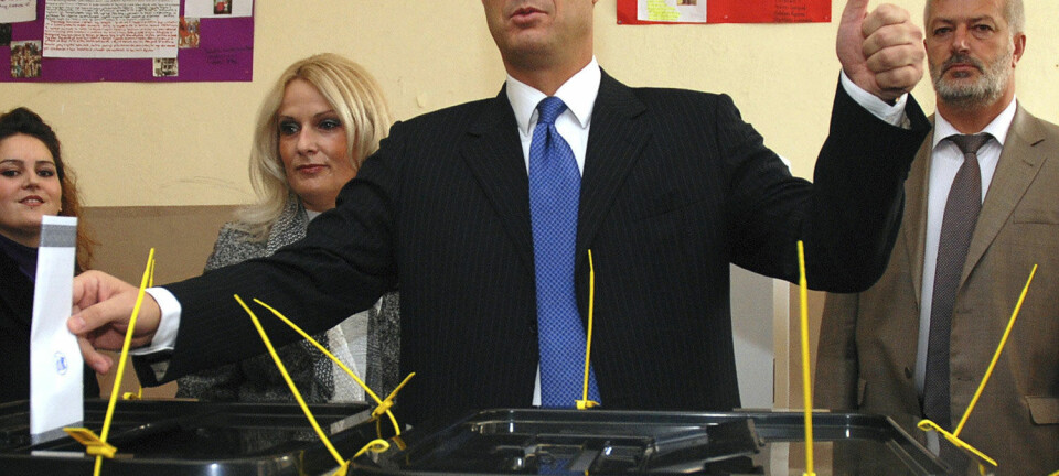 Kosovos statsminister Hashim Thaci stemmer ved lokalvalget i 2009. Dette var det første demokratiske valget etter at Kosovo erklærte seg uavhengige året før. Ifølge den nye studien er Kosovo et godt eksempel på en stat der borgerne knapt hadde noen innflytelse på grunnlovsarbeidet, men hvor demokratiet har økt likevel. (Foto: Hazir Reka, Reuters)