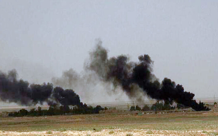 Dette bildet er nettopp offentliggjort av IS på organisasjonens nettsider. Bildet viser svart røyk som velter opp fra kamphandlinger mellom IS og syriske regjeringsstyrker ved veien mellom byene Homs og Palmyra. Torsdag morgen tok IS kontroll over Palmyra. (Foto: (Skjermdump gjort av nyhetsbyrået AP)) Dette bildet er nettopp offentliggjort av IS på organisasjonens nettsider. Bildet viser svart røyk som velter opp fra kamphandlinger mellom IS og syriske regjeringsstyrker ved veien mellom byene Homs og Palmyra. Torsdag morgen tok IS kontroll over Palmyra. (Foto: (Skjermdump gjort av nyhetsbyrået AP))
