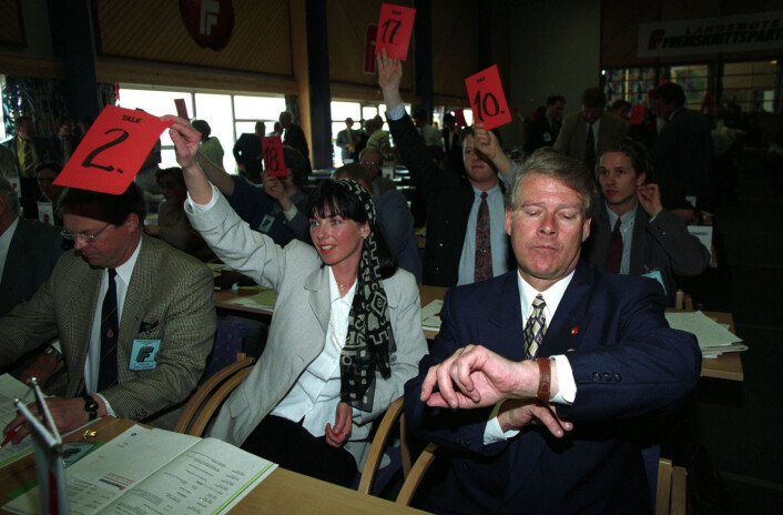 Carl I. Hagen gikk seirende ut av Frps landsmøte på Bolkesjø i 1993. Nestleder Ellen Wibe (til venstre) var en av dem som forsvant ut av partiet. (Foto: Bjørn Owe Holmberg, NTB scanpix) Carl I. Hagen gikk seirende ut av Frps landsmøte på Bolkesjø i 1993. Nestleder Ellen Wibe (til venstre) var en av dem som forsvant ut av partiet. (Foto: Bjørn Owe Holmberg, NTB scanpix)