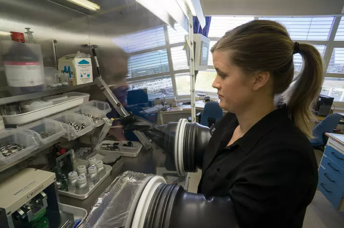 Hanne Andersen monterer nye forsøksbatterier med silisiumelektrode på Batteriteknologisenteret til Institutt for energiteknikk. (Foto: Arnfinn Christensen, forskning.no)