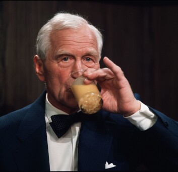 Anders Lange, partileder i Anders Langes parti, under partilederdebatten i NRK før stortingsvalget i 1973. Med eggelikør. (Foto: NTB scanpix) Anders Lange, partileder i Anders Langes parti, under partilederdebatten i NRK før stortingsvalget i 1973. Med eggelikør. (Foto: NTB scanpix)