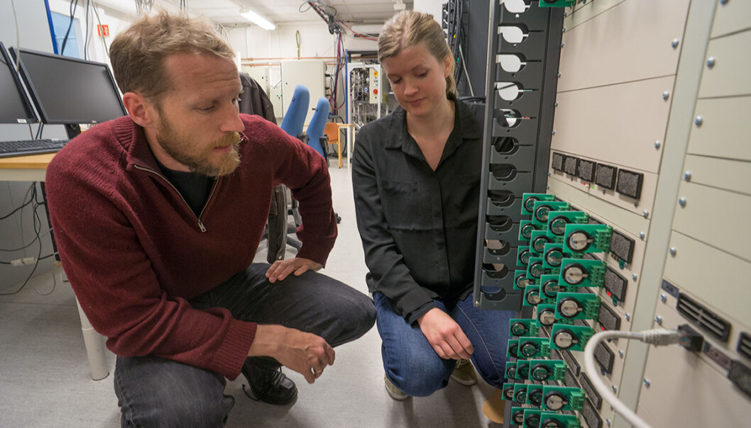 Litium-ionebatterier prøves ut i tusentall på Batteriteknologisenteret ved Institutt for energiteknikk. Avdelingssjef Martin Kirkengen og forsker Hanne Andersen diskuterer forsøkets gang. (Foto: Arnfinn Christensen, forskning.no) Litium-ionebatterier prøves ut i tusentall på Batteriteknologisenteret ved Institutt for energiteknikk. Avdelingssjef Martin Kirkengen og forsker Hanne Andersen diskuterer forsøkets gang. (Foto: Arnfinn Christensen, forskning.no)