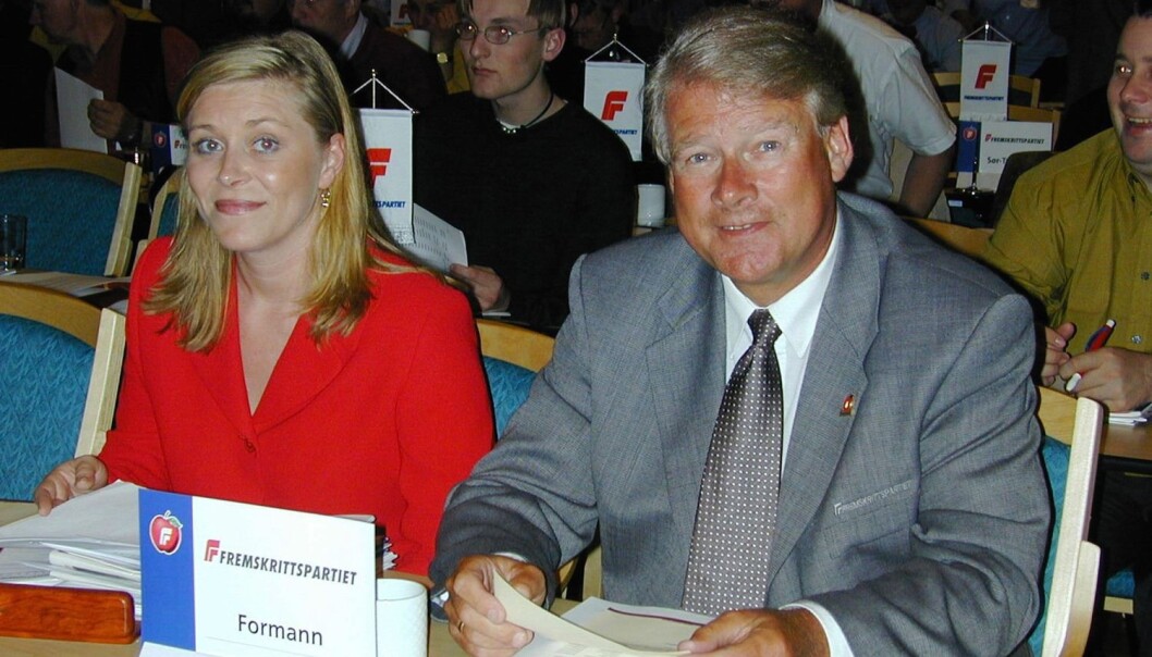 Landsmøte i Fremskrittpartiet i mai 2000. Daværende leder Carl I. Hagen og første nestformann Siv Jensen fulgte den politiske debatten fra første benk. (Foto: Kari Westengen, NTB scanpix) Landsmøte i Fremskrittpartiet i mai 2000. Daværende leder Carl I. Hagen og første nestformann Siv Jensen fulgte den politiske debatten fra første benk. (Foto: Kari Westengen, NTB scanpix)