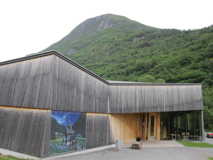 Bygningens design gir variasjoner i fasadens farge. Besøkssenteret ved Borgund stavkirke i Lærdal i Sogn og Fjordane. (Foto: Lone Ross Gobakken, Skog og landskap) Bygningens design gir variasjoner i fasadens farge. Besøkssenteret ved Borgund stavkirke i Lærdal i Sogn og Fjordane. (Foto: Lone Ross Gobakken, Skog og landskap)