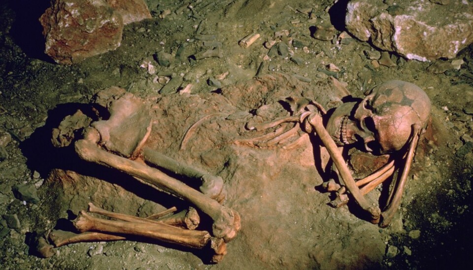 En 25-30 år gammel begravd kvinne i en fransk hule. Hun skal ha levd for rundt 3000 år siden. (Foto: CM Dixon/Heritage)