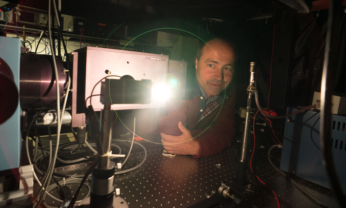 Jarle Gran arbeider for å standardisere lyskilder som blant annet brukes til å spore gasser, for eksempel ozon i atmosfæren. (Foto: Arnfinn Christensen, forskning.no) Jarle Gran arbeider for å standardisere lyskilder som blant annet brukes til å spore gasser, for eksempel ozon i atmosfæren. (Foto: Arnfinn Christensen, forskning.no)