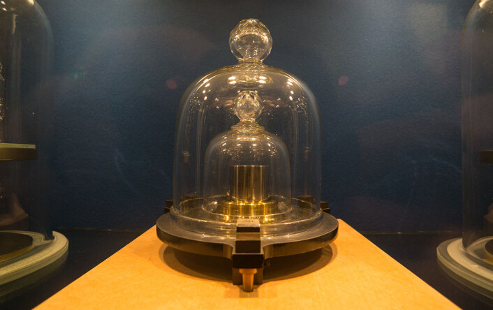 Den norske standardkiloen er laget av 90 prosent platina og ti prosent iridium. Platina er i seg selv hardt, men tilsetningen av iridium gjør legeringen enda hardere. Den norske standardkiloen er laget av 90 prosent platina og ti prosent iridium. Platina er i seg selv hardt, men tilsetningen av iridium gjør legeringen enda hardere.
