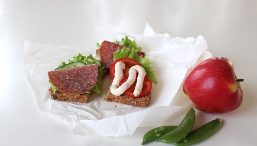 Salami og smelteost er fullt av salt og fett. Nå skal mye av det bort. (Foto: Ellen Hovland, Animalia) Salami og smelteost er fullt av salt og fett. Nå skal mye av det bort. (Foto: Ellen Hovland, Animalia)