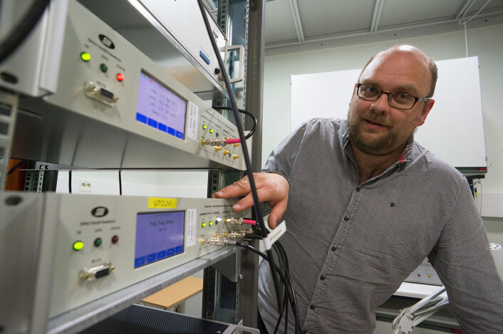 Disse atomklokkene definerer norsk tid. (Foto: Arnfinn Christensen, forskning.no) Disse atomklokkene definerer norsk tid. (Foto: Arnfinn Christensen, forskning.no)
