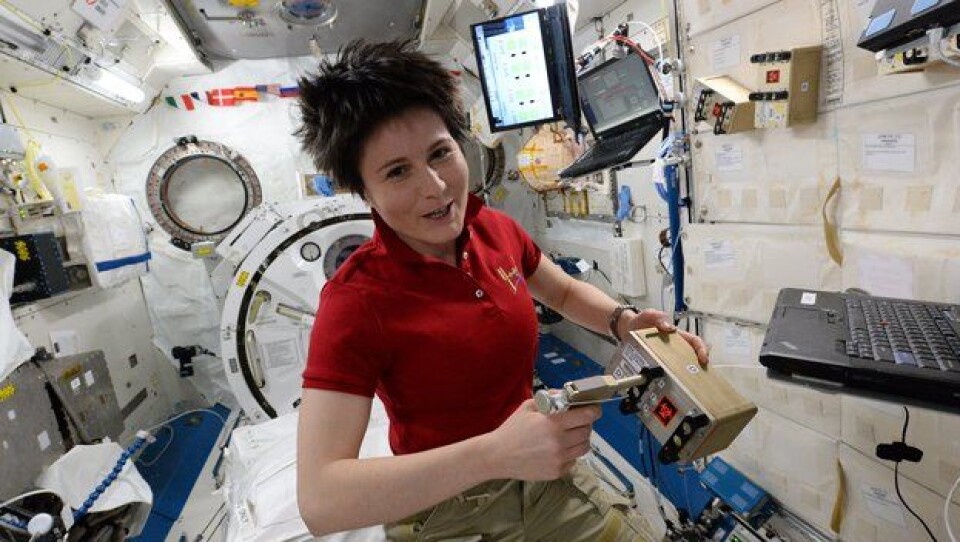 ESAs italienske astronaut Samantha Cristoforetti får sitt 6 måneder lange opphold på romstasjonen forlenget til juni 2015. Det ser ikke ut til at hun klager over det. (Foto: ESA/NASA)