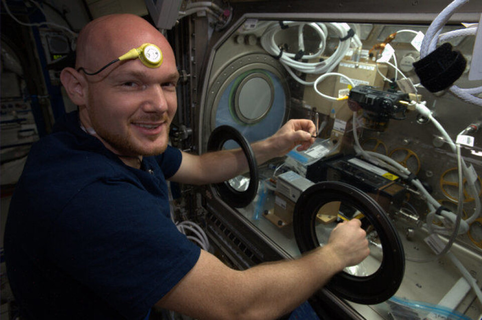 ESAs tyske astronaut Alexander Gerst med pannetermometer som undersøker hva som skjer med kroppstemperaturen i rommet. Alexander var på romstasjonen i et halvt år i 2014. (Foto: ESA/NASA)