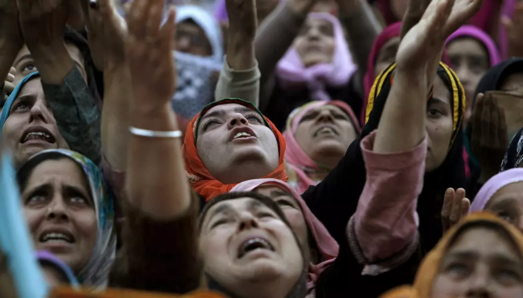 Skal vi forstå hva religion gjør med mennesker, og mennesker med religion, må vi også kjenne deres historie og konkrete livsvilkår, skriver kronikkforfatteren. Bildet viser muslimske kvinner under festivalen Meeraj-un-Nabi i India 17. mai 2015.  (Foto: Reuters/Sanish Ismai)