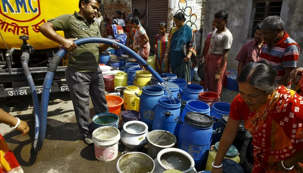 Innbyggerne i slummen i Kolkata (Tidligere Calcutta) henter vann fra vannbiler. (Illustrasjonsfoto: Rupak De Chowduri/Reuters)