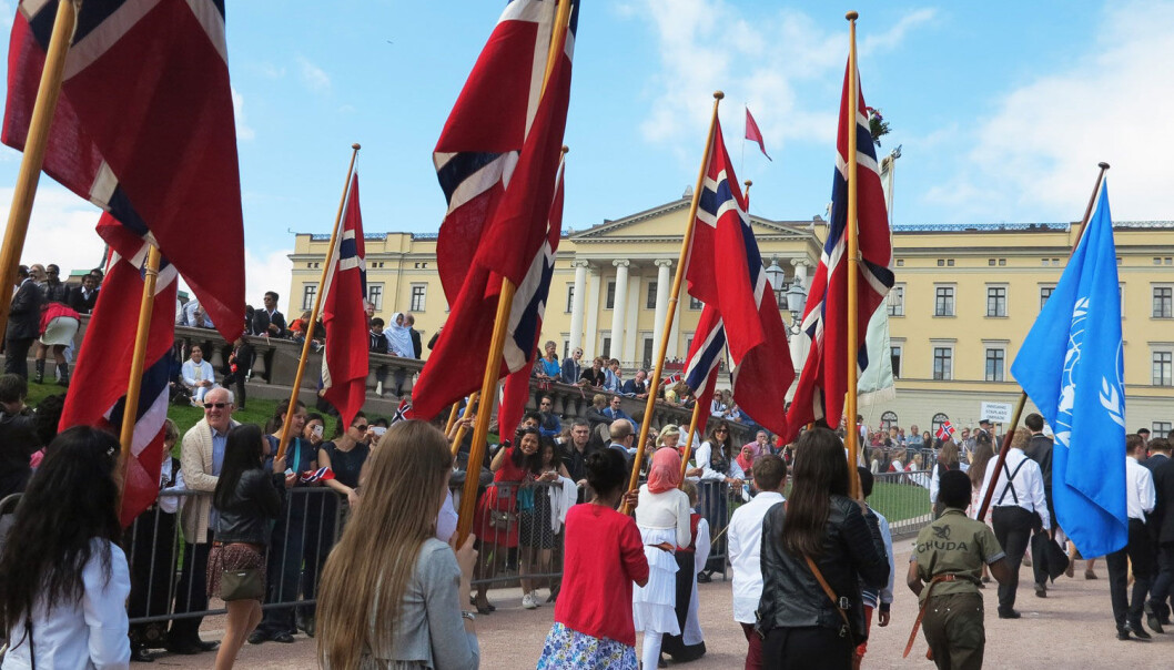 Barnetoget går opp Karl Johans gate og når snart Slottet. Hvordan ser dagen ut for utlendinger? (Foto: Berit Keilen, NTB scanpix) Barnetoget går opp Karl Johans gate og når snart Slottet. Hvordan ser dagen ut for utlendinger? (Foto: Berit Keilen, NTB scanpix)