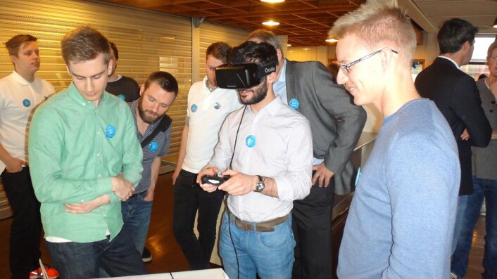Oppdrettssimulatoren ble testet ut under Ocean Week i Trondheim. (Foto: Ekaterina Prasolova-Førland, NTNU) Oppdrettssimulatoren ble testet ut under Ocean Week i Trondheim. (Foto: Ekaterina Prasolova-Førland, NTNU)