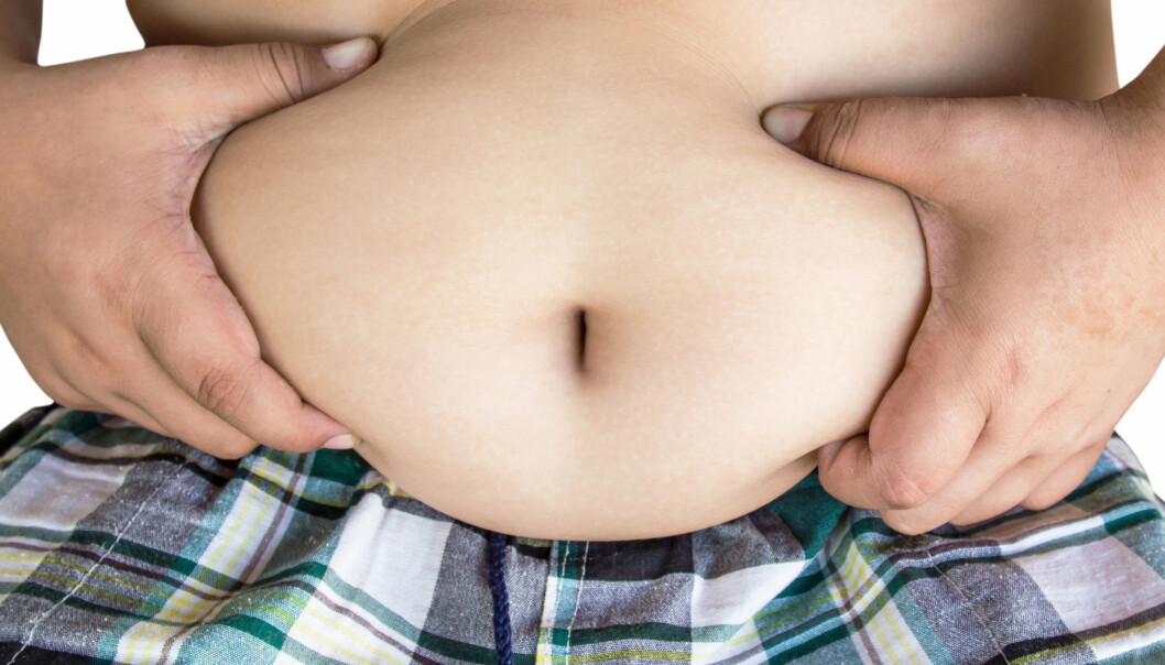 Fedme kan ligge til familien. Men det at så mange blir fete i dag, kan verken forklares med gener eller livsstil, sier forskeren bak en ny studie. (Foto: Microstock) Fedme kan ligge til familien. Men det at så mange blir fete i dag, kan verken forklares med gener eller livsstil, sier forskeren bak en ny studie. (Foto: Microstock)