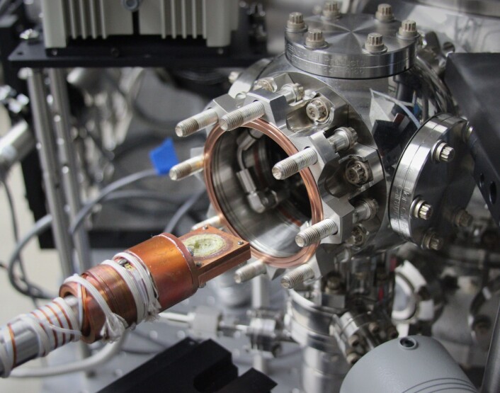 -Vi kaller det Europa på boks, sier en av forskerne bak studien. Inne i dette kammeret kan forskerne gjenskape forholdene på Europas overflate. (Foto: NASA/JPL-Caltech) -Vi kaller det Europa på boks, sier en av forskerne bak studien. Inne i dette kammeret kan forskerne gjenskape forholdene på Europas overflate. (Foto: NASA/JPL-Caltech)