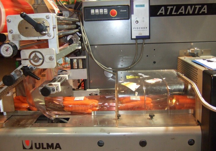 Ny og sterkere plastfilm reduserer forekomsten av rifter og punkteringer i pakkemaskinene. (Foto: Hanne Larsen) Ny og sterkere plastfilm reduserer forekomsten av rifter og punkteringer i pakkemaskinene. (Foto: Hanne Larsen)