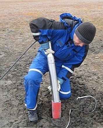 Volker Oye henter opp geofonene som har lyttet etter mikrosprekker. (Foto: Norsar) Volker Oye henter opp geofonene som har lyttet etter mikrosprekker. (Foto: Norsar)