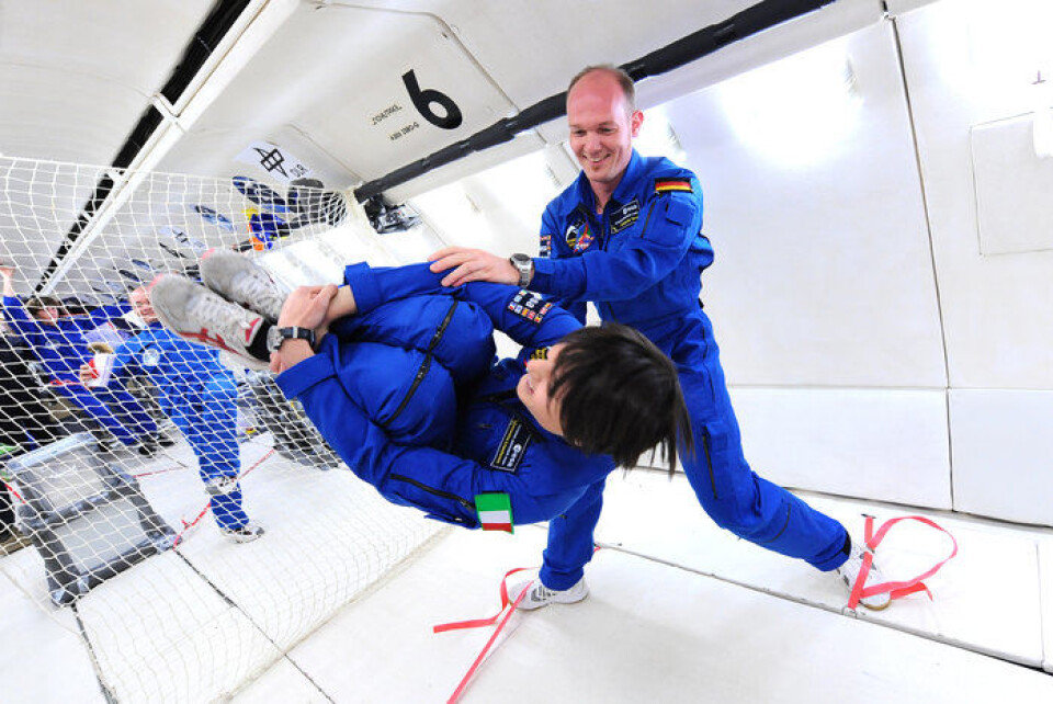 ESAs italienske astronaut Samantha Cristoforetti snurrer i vektløs tilstand under en parabelflygning, godt passet på av ESAs tyske astronaut Alexander Gerst. (Foto: ESA)