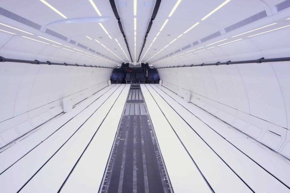 Inne i en Airbus A310 som brukes for vektløse forsøk er setene fjernet, veggen polstret, og ekstra utstyr til å overvåke flyets systemer satt inn. (Foto: Novespace)
