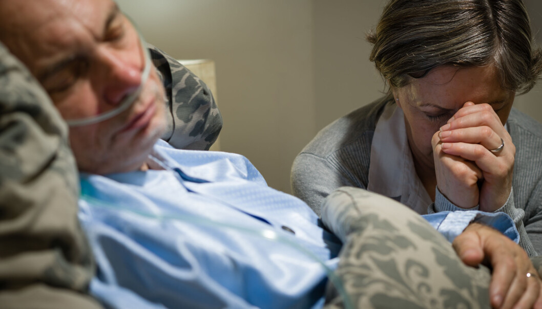 Feildiagnostikk får ikke bare konsekvenser for pasienten; det er også en enorm påkjenning for de pårørende. Ulike oppfatninger om hvor bevisst pasienten faktisk er, kan skape konflikter mellom de pårørende og fagpersoner. (Foto: Microstock) Feildiagnostikk får ikke bare konsekvenser for pasienten; det er også en enorm påkjenning for de pårørende. Ulike oppfatninger om hvor bevisst pasienten faktisk er, kan skape konflikter mellom de pårørende og fagpersoner. (Foto: Microstock)