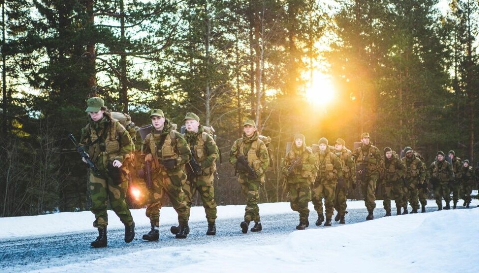 Forsvaret krever både maskuline og feminine roller og oppgaver av soldatene. (Foto: Mats Grimsæth, Forsvaret)