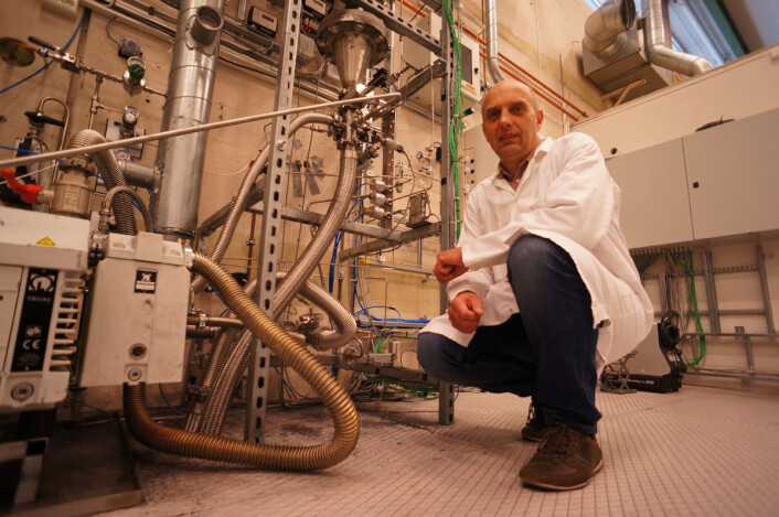 Avdelingsingeniør Hallgeir Klette foran Fluidized Bed-reaktoren som utvikles på Institutt for energiteknikk på Kjeller. Denne teknologien er alt i bruk, men forbedres i samarbeid med industrien. (Foto: Arnfinn Christensen, forskning.no) Avdelingsingeniør Hallgeir Klette foran Fluidized Bed-reaktoren som utvikles på Institutt for energiteknikk på Kjeller. Denne teknologien er alt i bruk, men forbedres i samarbeid med industrien. (Foto: Arnfinn Christensen, forskning.no)